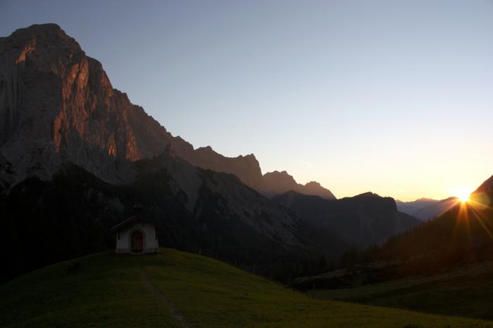 die letzten Sonnenstrahlen am Halleranger