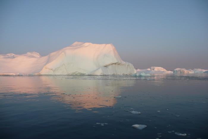 Abendstimmung mit schwimmenden Eisbergen