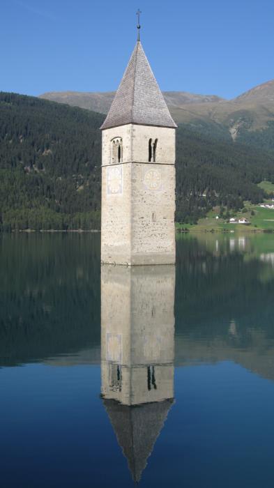 versunkener Kirchturm mit Spiegelung