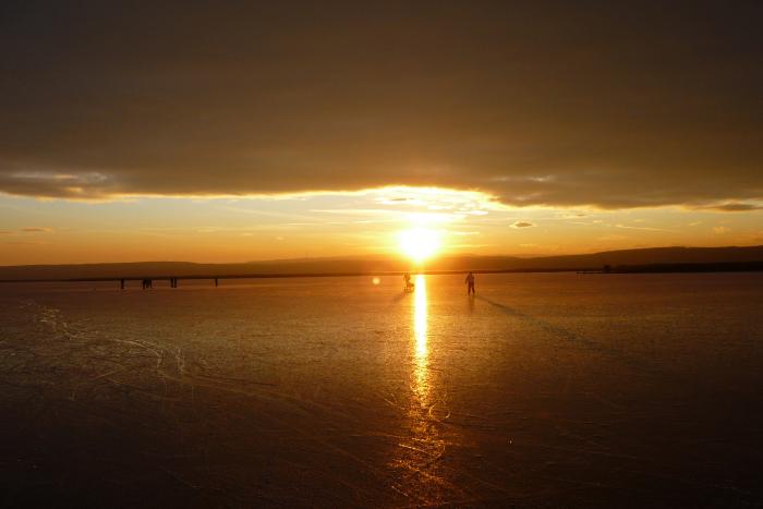 Eislaufen bei Sonnenuntergang am Neusiedlersee