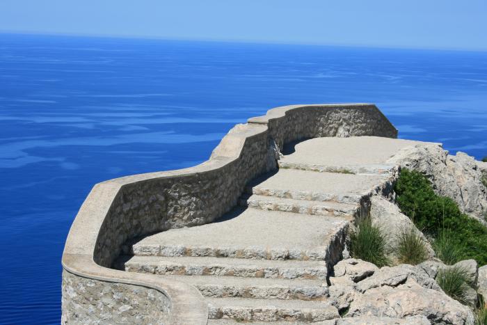 Treppe über dem Meer