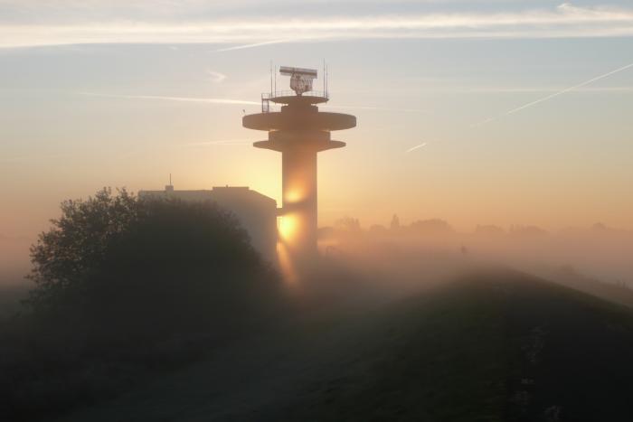 Radarturm und Morgensonne