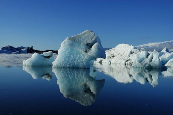 Eisgesicht spiegelt im Wasser