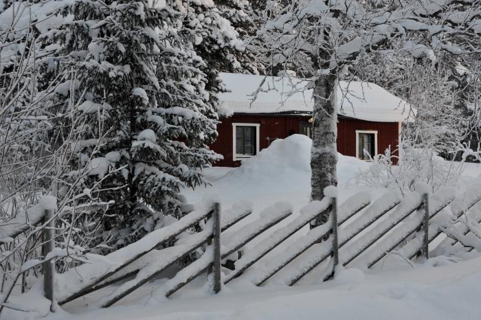 Viel Schnee vor der Hütte