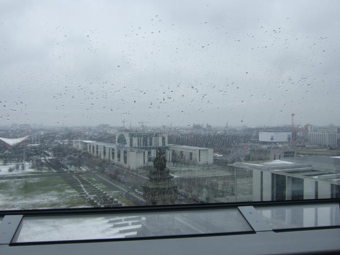 Kanzleramt im Regen