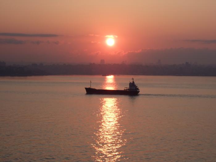 Sonnenaufgang mit Schiff