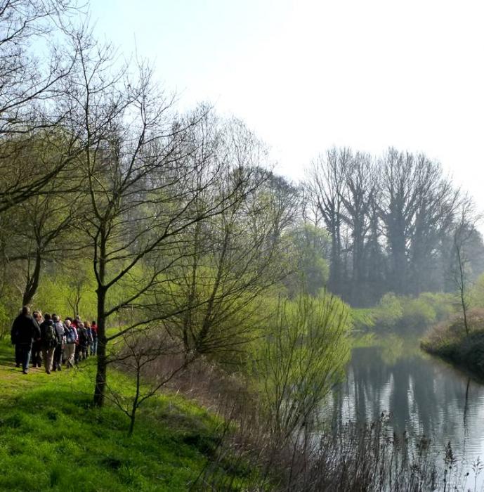 Wandergruppe an den Emsauen bei Greven