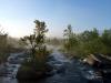 Morgennebel am Ufer des Sees Luvtávrre