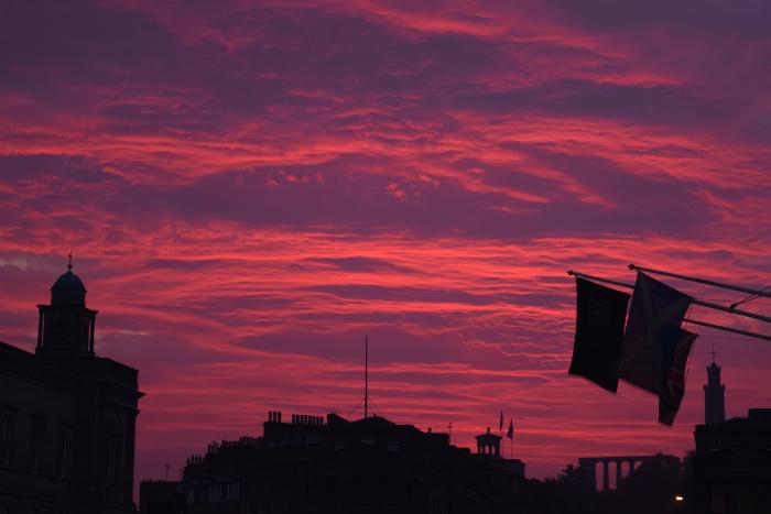 Brennender Himmel über Edinburgh