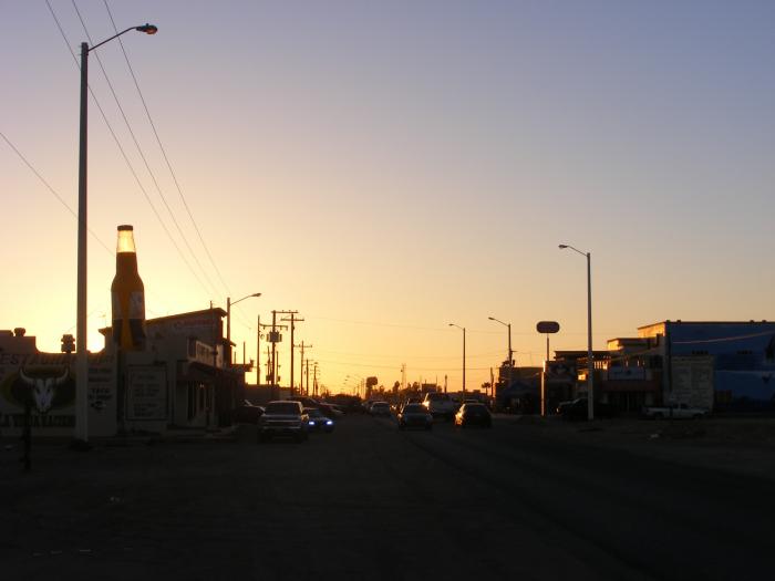 Wüstenstadt bei Sonnenuntergang