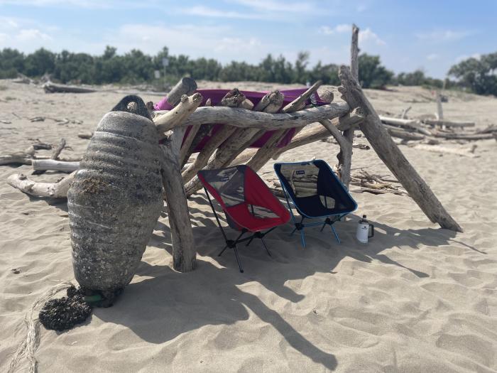 Aufbau eines Sonnenschutzes am Strand in Italien