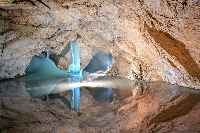 Eishöhle im Sommer